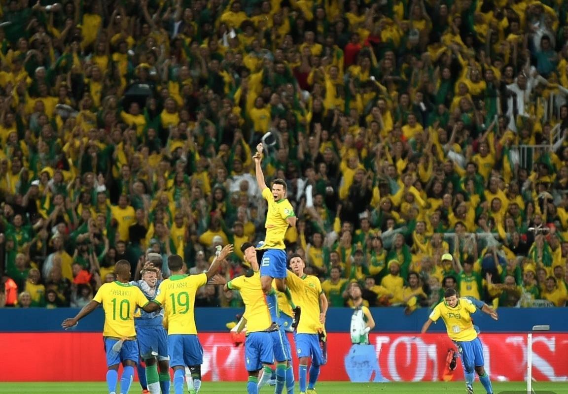 巴西2-0厄瓜多尔，世界杯预选赛胜利解析：实力与默契铸就胜利(图1)